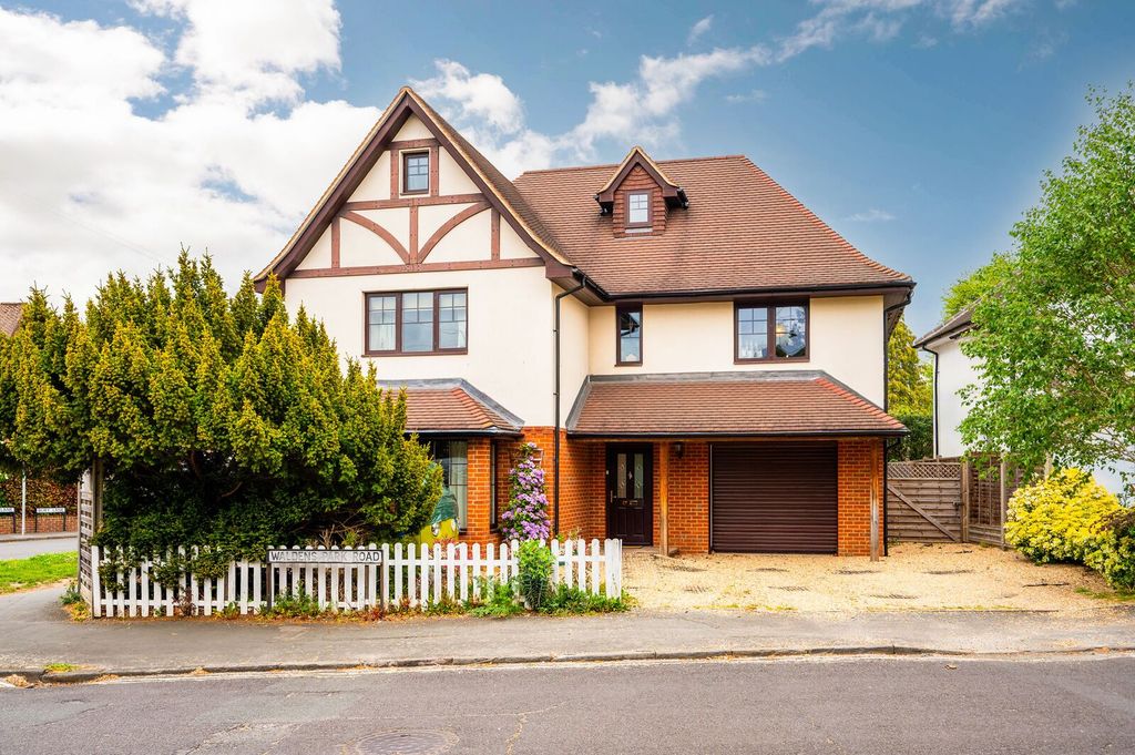 6 bed detached house for saleWaldens Park Road, Horsell, Woking GU21