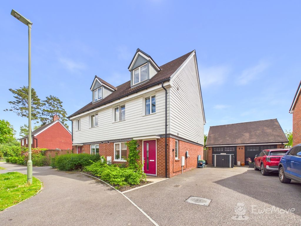 3 bed semi-detached house for saleChandler Drive, Bordon GU35