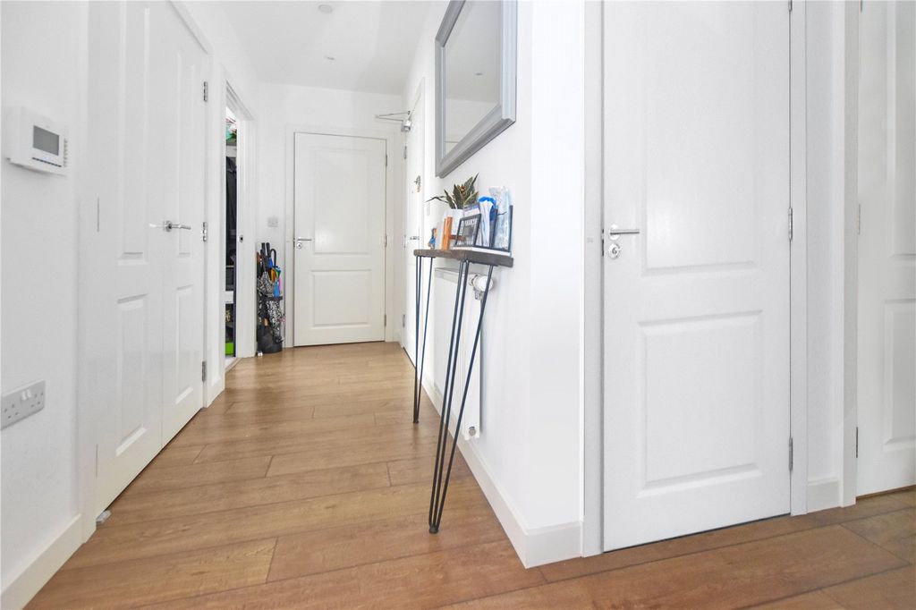 3 bed flat for saleRegal Walk, Bexleyheath DA6 photo 4