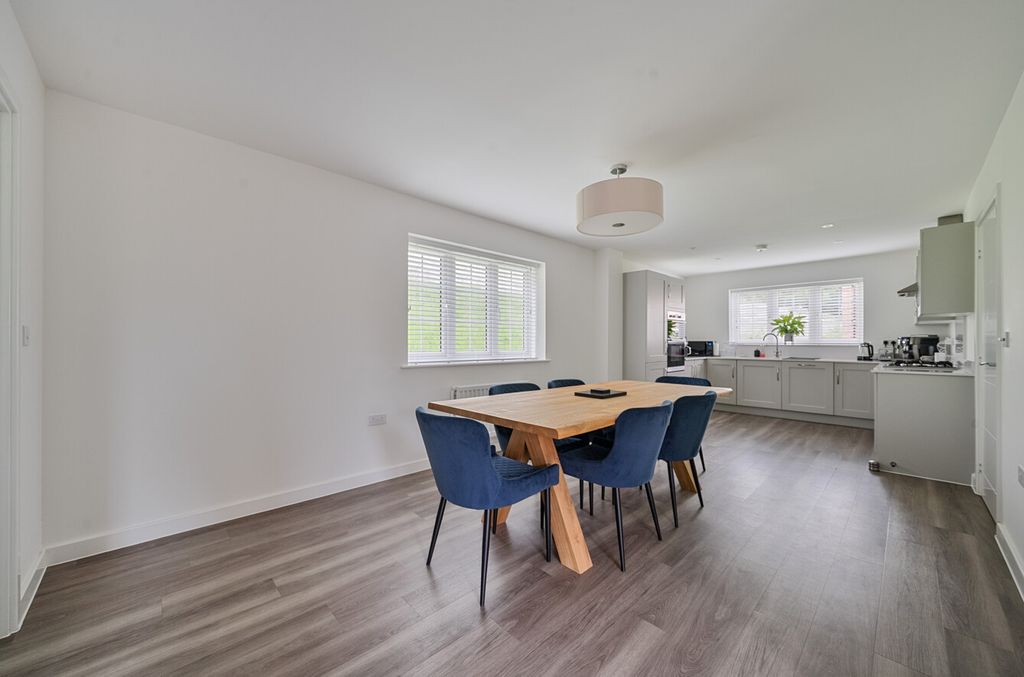 Additional image 13 of 5 bed detached house for saleWalton Close, Alton, Hampshire GU34