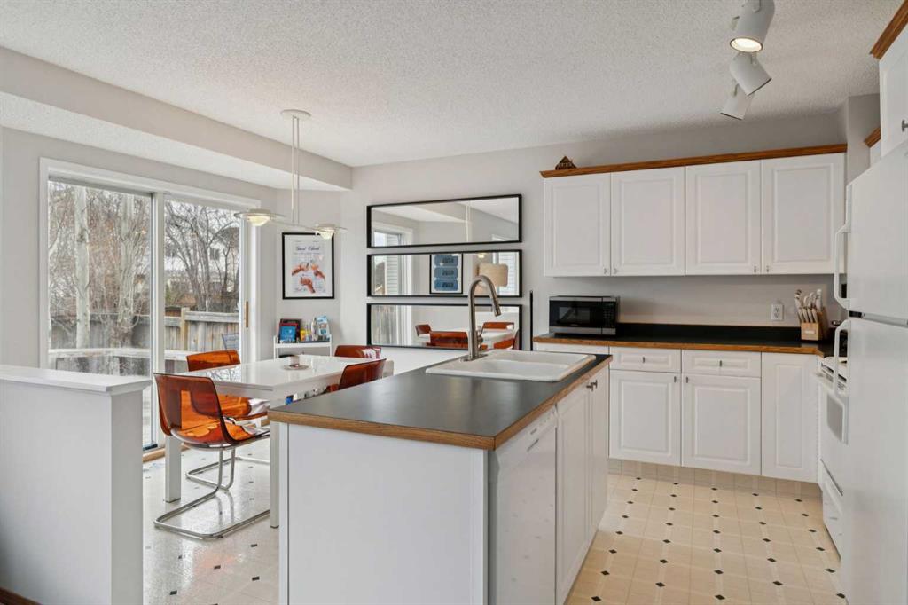 Additional image 3 of 72 Mt Apex Green SE, Calgary, AB, T2Z 2V4