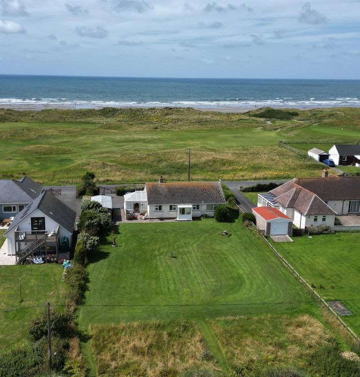 3 bed detached bungalow for saleYnyslas, Borth SY24