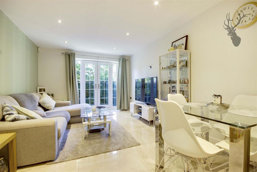 2 bed flat for saleStation Way, Buckhurst Hill IG9 photo 2