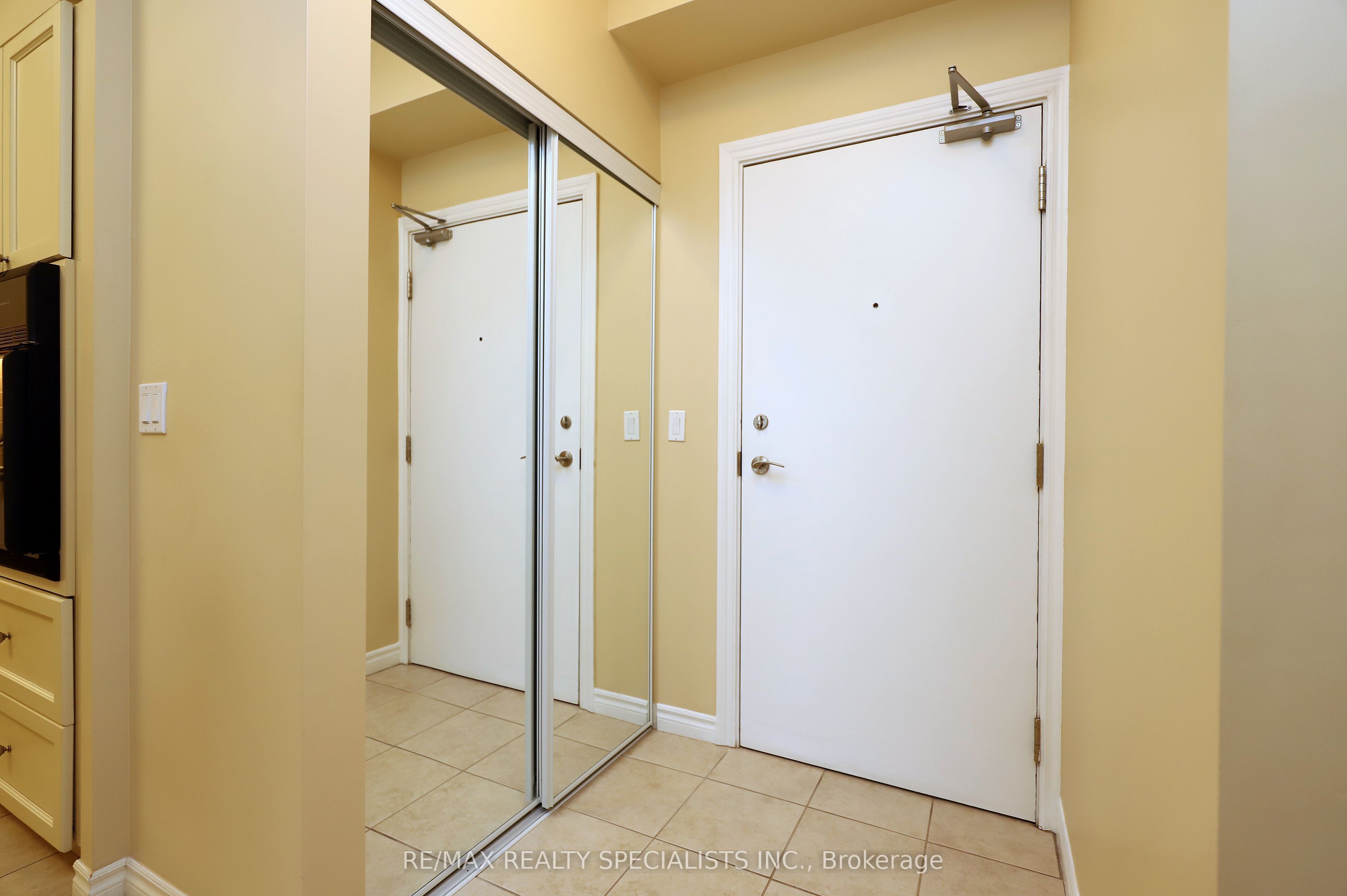 Additional image 4 of 809-810 Scollard Court, Mississauga, ON, L5V 0A4