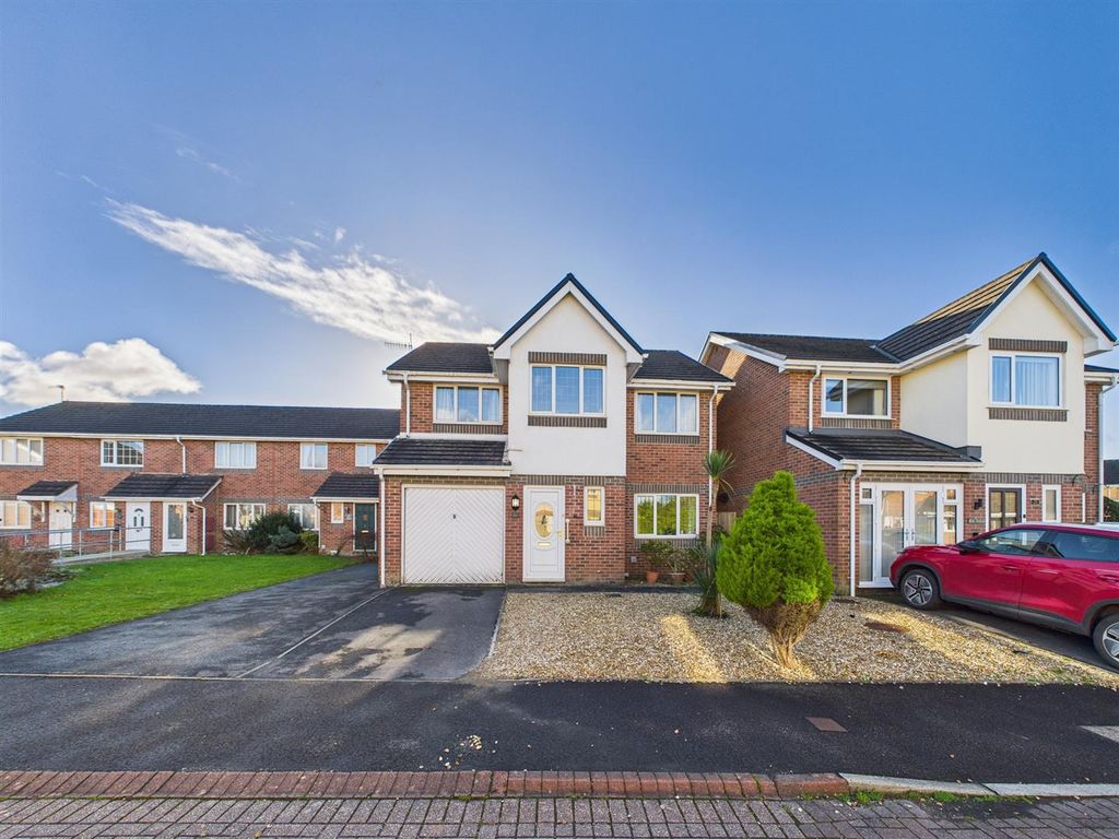 4 bed detached house for saleThe Mariners, Llanelli SA15 photo 3