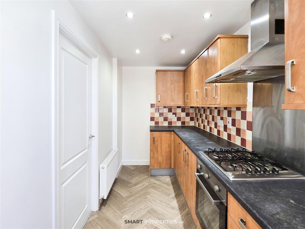 2 bed flat for saleSylvan Ridge, Huddersfield HD2 photo 5