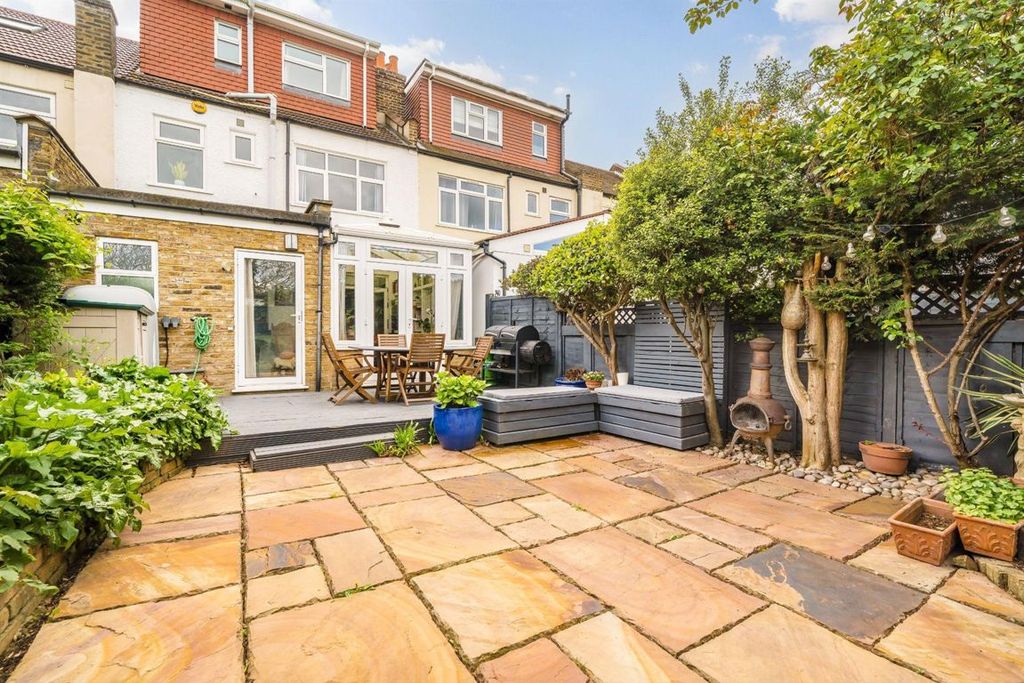 4 bed property for saleThe Ride, Northfields TW8 photo 3