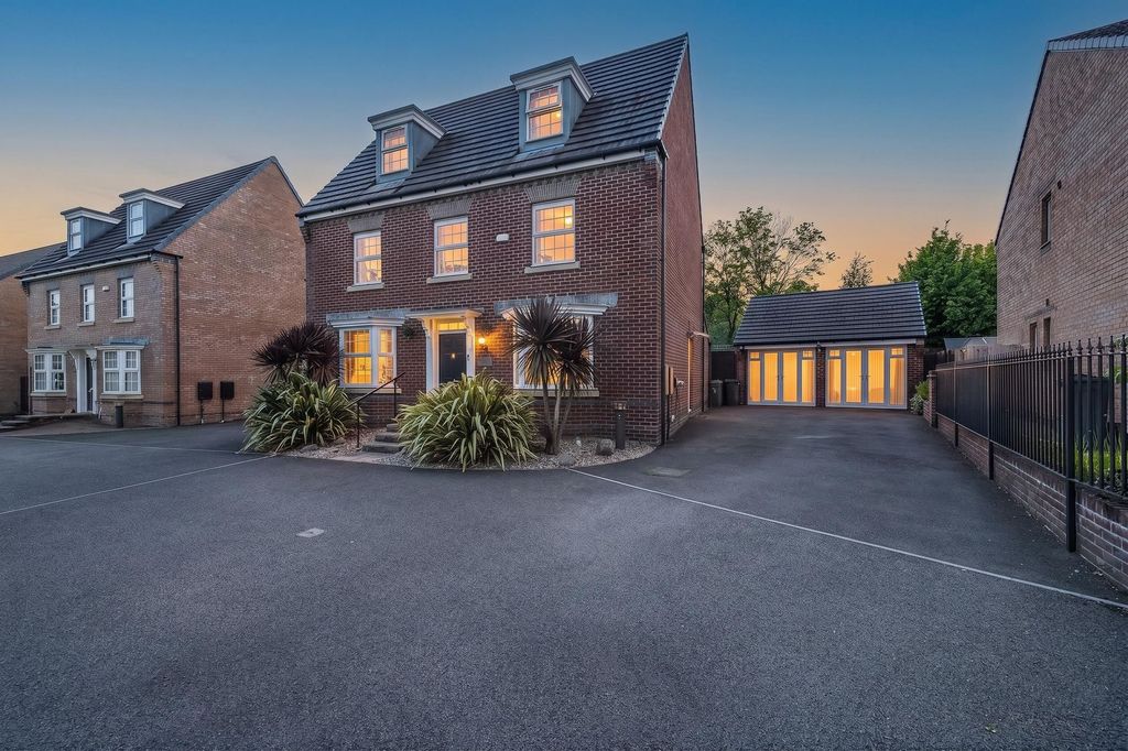 5 bed detached house for saleTy'n-Y-Gollen Court, Old St. Mellons CF3