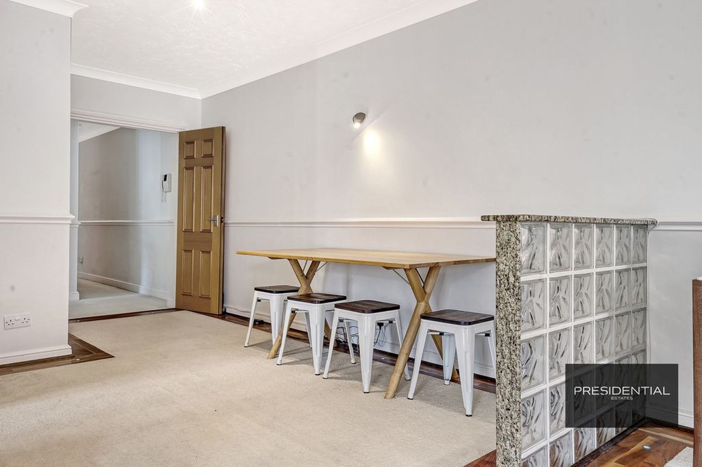 Additional image 5 of 3 bed flat for saleBoleyn Court Epping New Road, Buckhurst Hill IG9