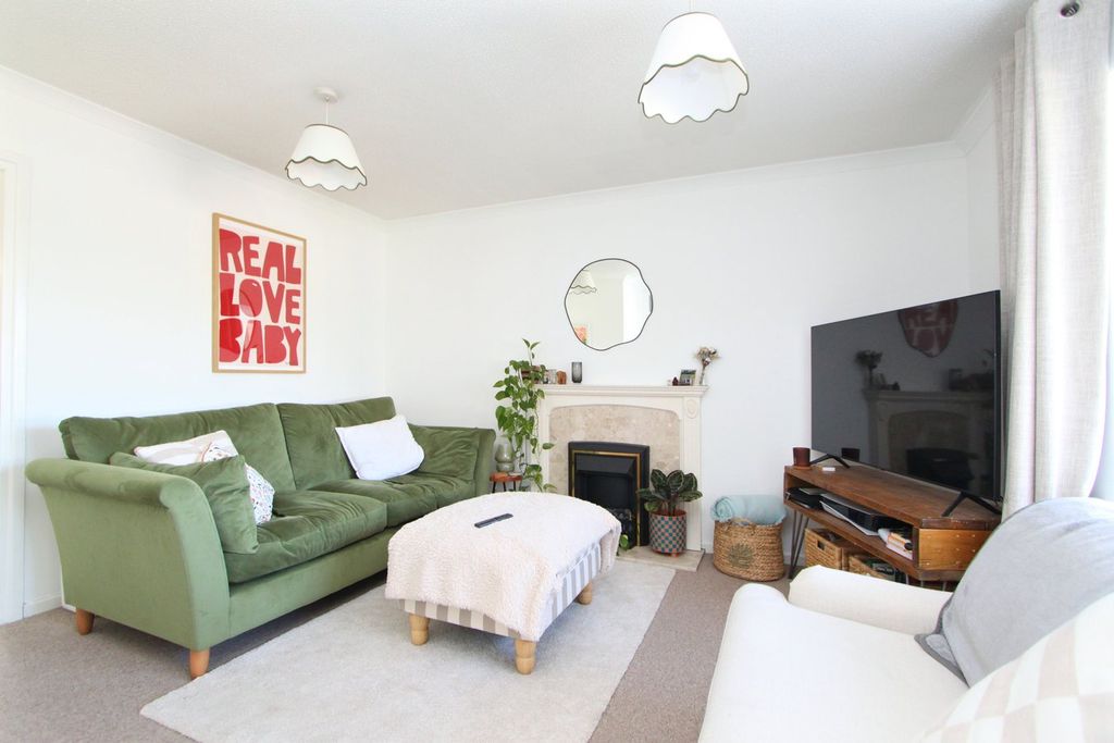 2 bed flat for saleGloucester Terrace, Gloucester Road, Thornbury, South Gloucestershire BS35 photo 3