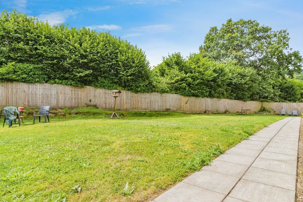 2 bed maisonette for saleParkers Close, Totnes, Devon TQ9 photo 5