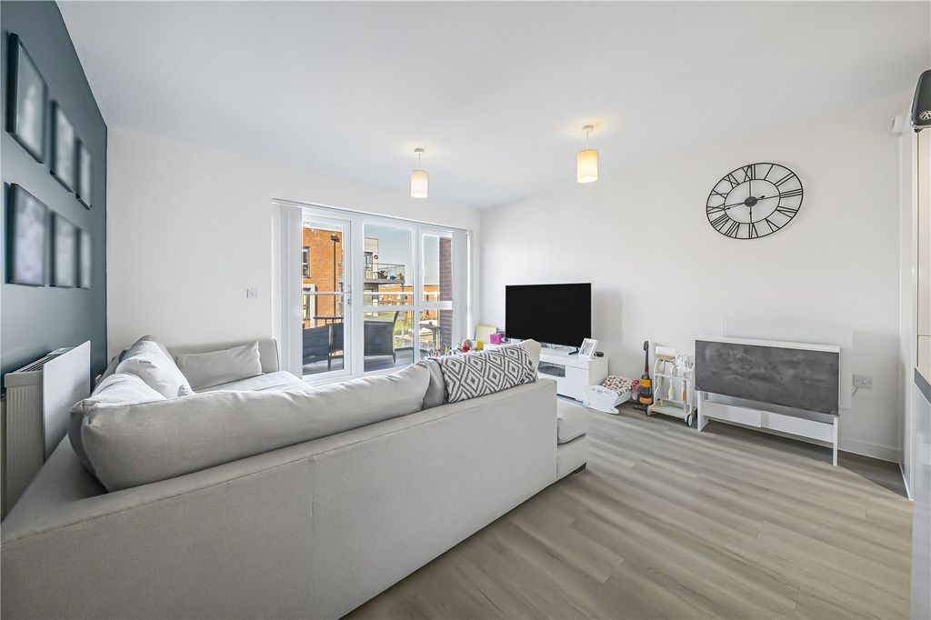 2 bed flat for saleDarwin House, Borehamwood WD6 photo 4