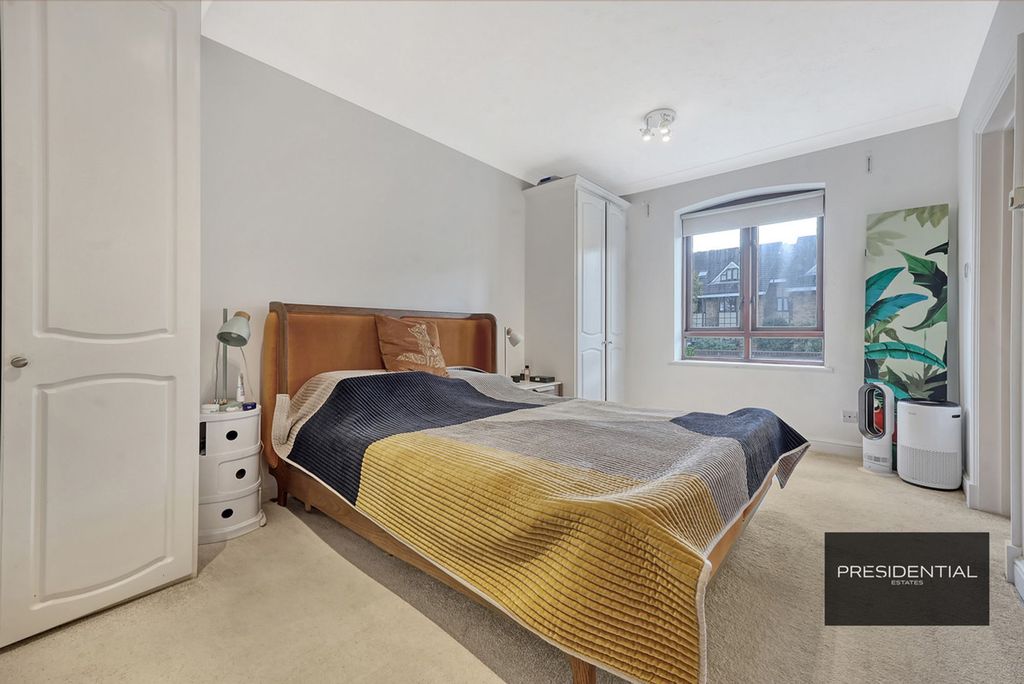 Additional image 13 of 3 bed flat for saleBoleyn Court Epping New Road, Buckhurst Hill IG9