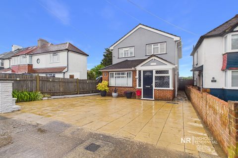 Gilders Road, Chessington, Surrey. KT9
