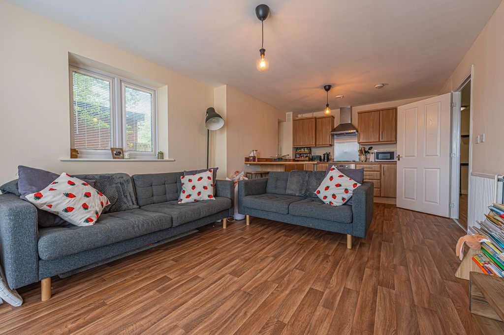 2 bed flat for saleRodney Road, Devonia House NP19 photo 4