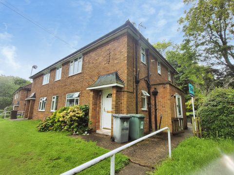 West Park Drive East, Leeds LS8