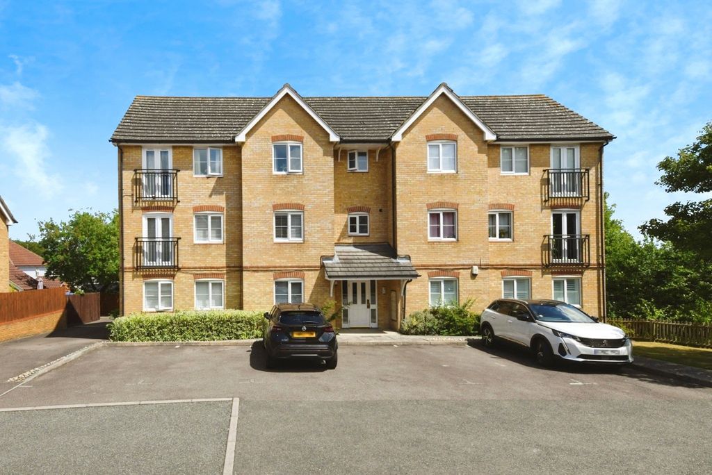 2 bed flat for saleCzarina Rise, Basildon, Essex SS15