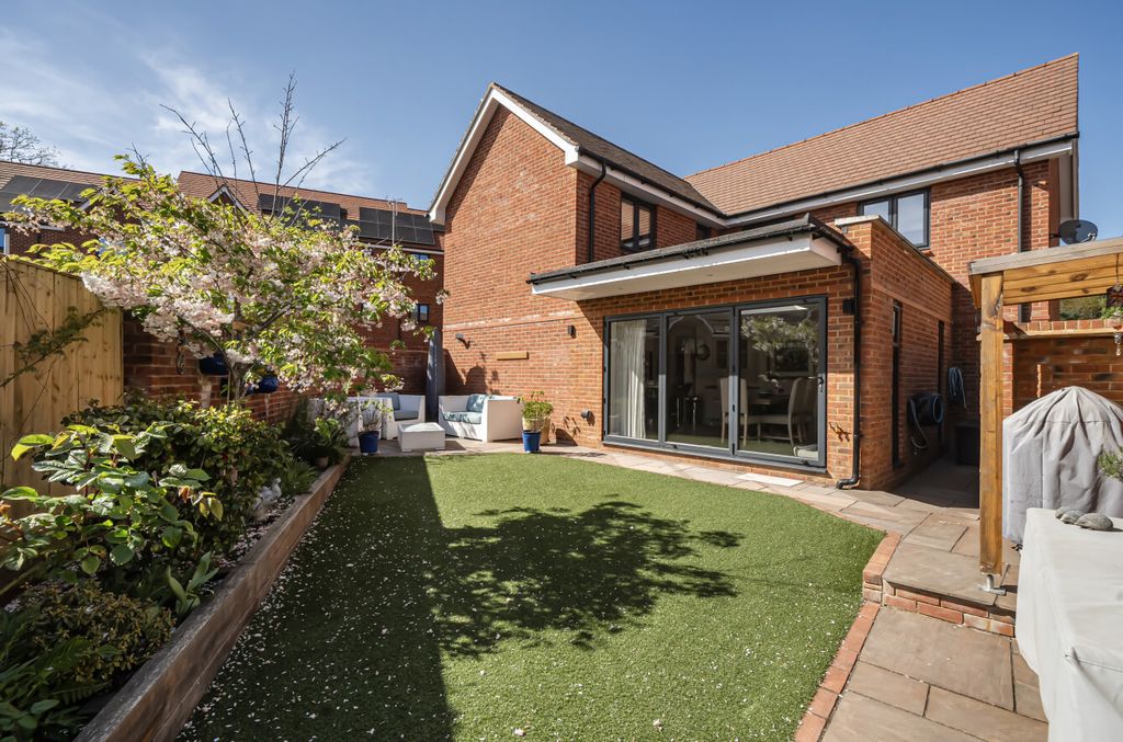 Additional image 11 of 3 bed detached house for saleQuiller Avenue, Arborfield Green, Reading, Berkshire RG2