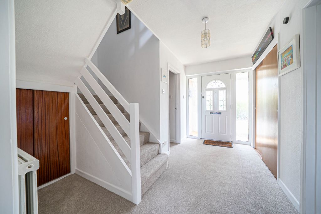 5 bed link detached house for saleYew Tree Close, Goodworth Clatford SP11 photo 3