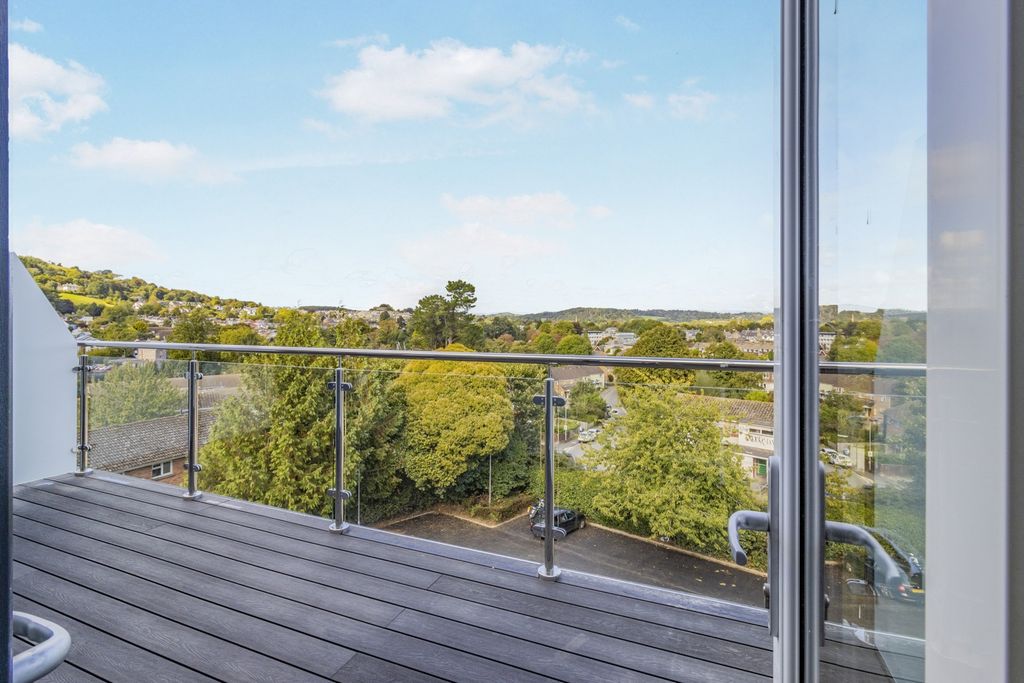 2 bed maisonette for saleParkers Close, Totnes, Devon TQ9 photo 2