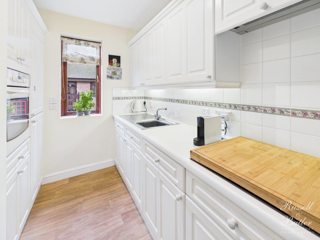 Additional image 5 of 2 bed flat for salePaynes Court, High Street, Buckingham, Buckinghamshire MK18