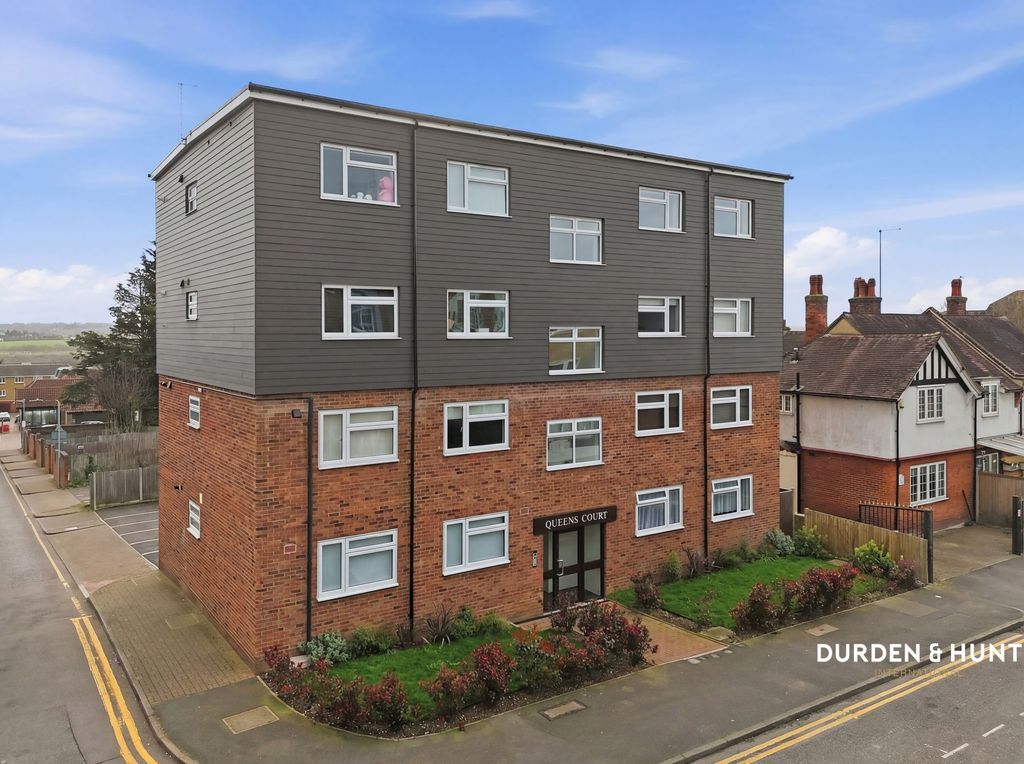 2 bed flat for saleKings Avenue, Buckhurst Hill IG9