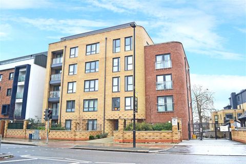 London Road, Middlesex TW7