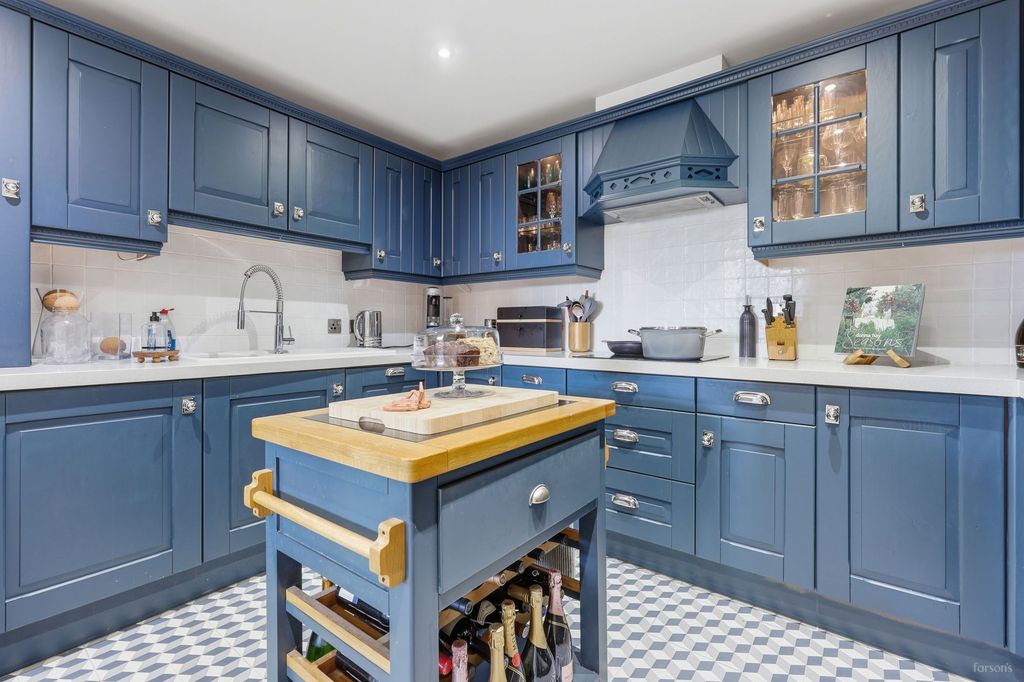 3 bed flat for saleThorndon Park, Ingrave CM13 photo 2