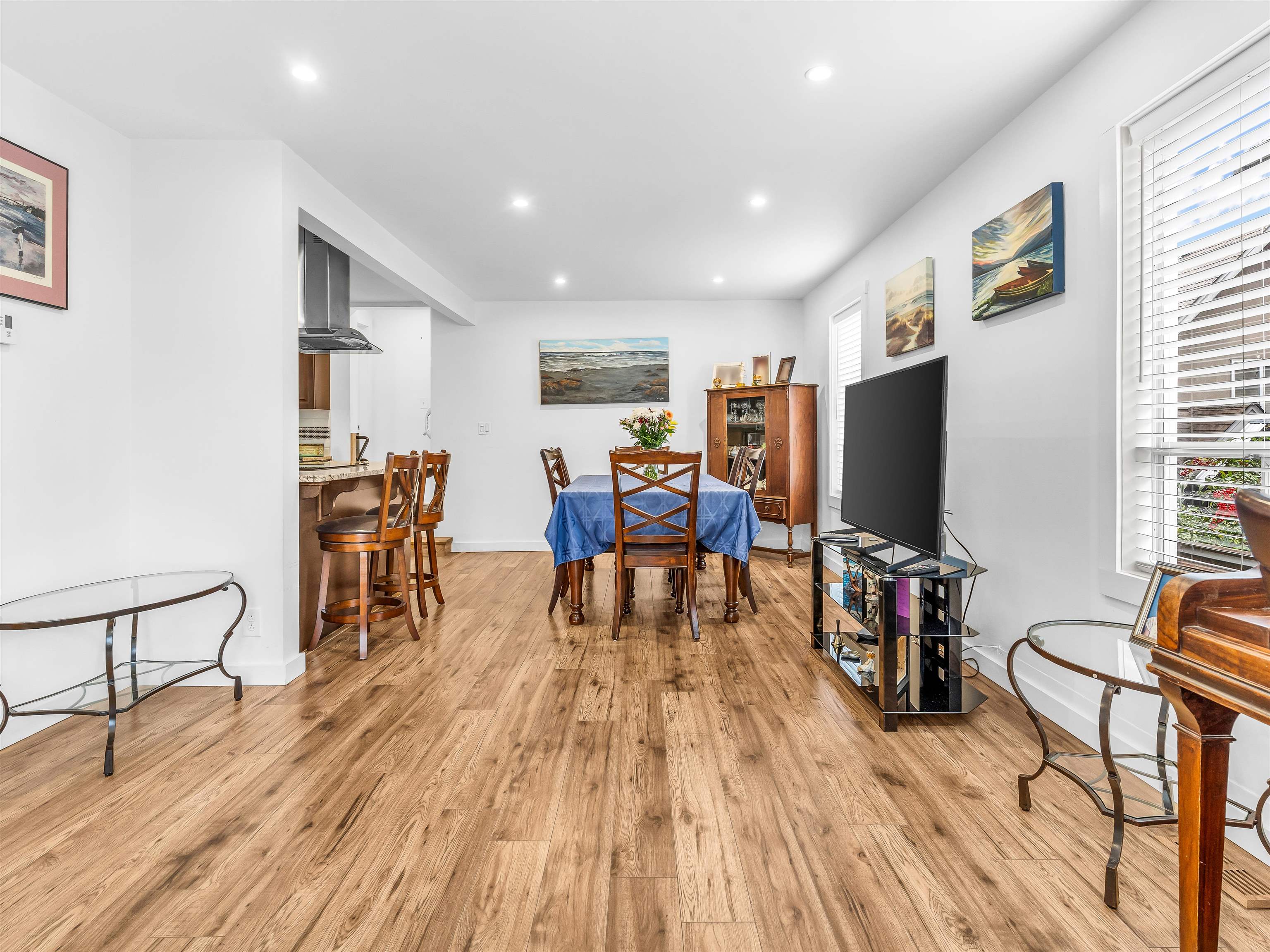 Additional image 3 of 227 5th Street W, North Vancouver, BC, V7M 1J9