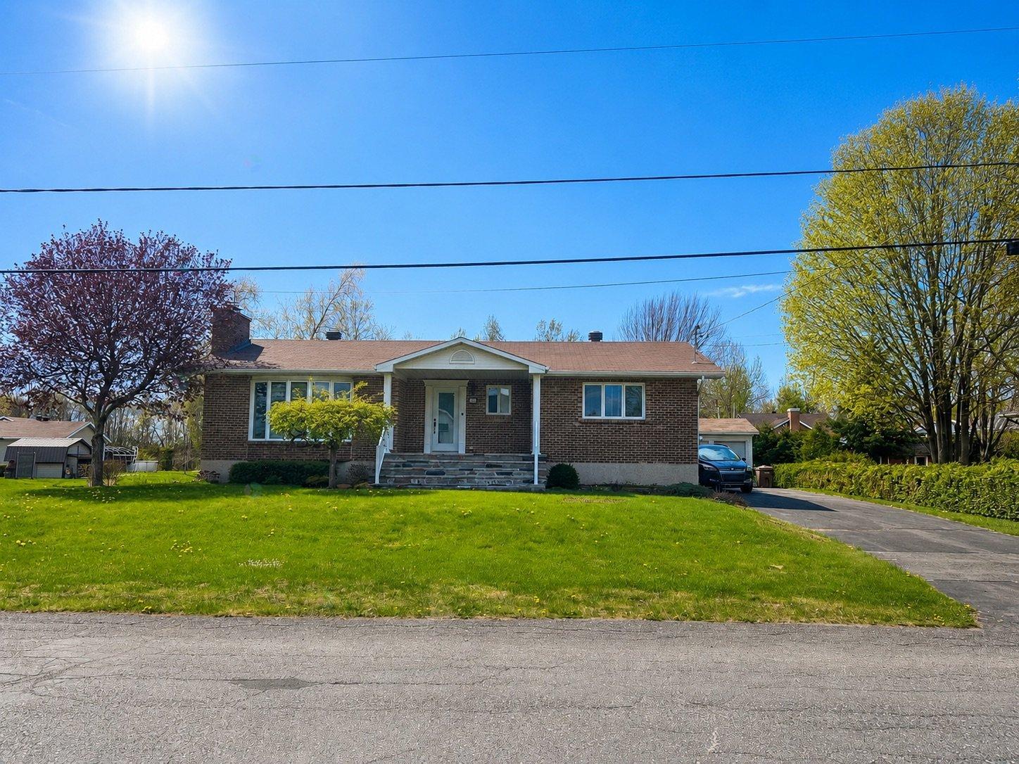 2090 Rue Huguette