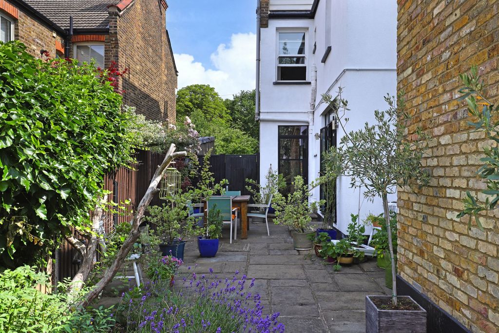 Additional image 35 of 4 bed semi-detached house for saleHills Road, Buckhurst Hill IG9