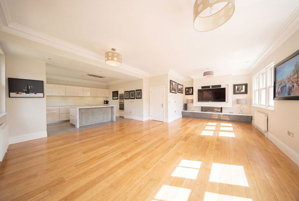 2 bed flat for saleDunham Road, Dunham Mount WA14 photo 3