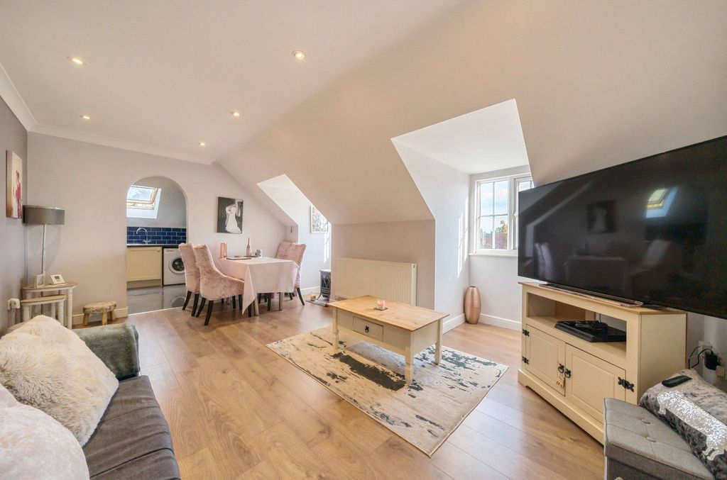 2 bed flat for saleRoebuck Estate, Binfield, Bracknell, Berkshire RG42 photo 3