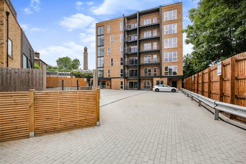 Kew Bridge Road, Brentford TW8