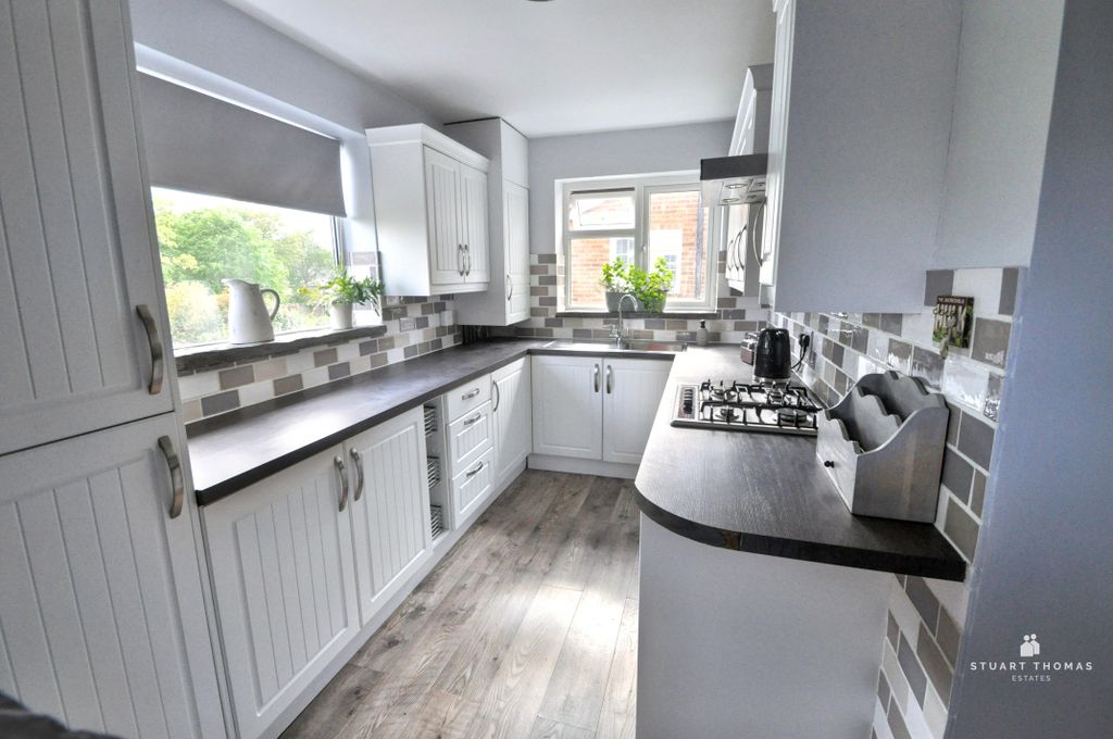 Additional image 4 of 2 bed flat for saleKingston Way, Benfleet SS7