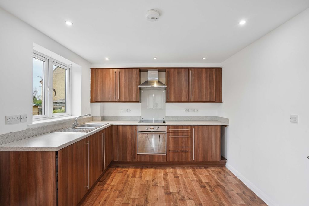 Additional image 3 of 2 bed flat for saleFarmhouse Meadow, Shirley Heights OX28
