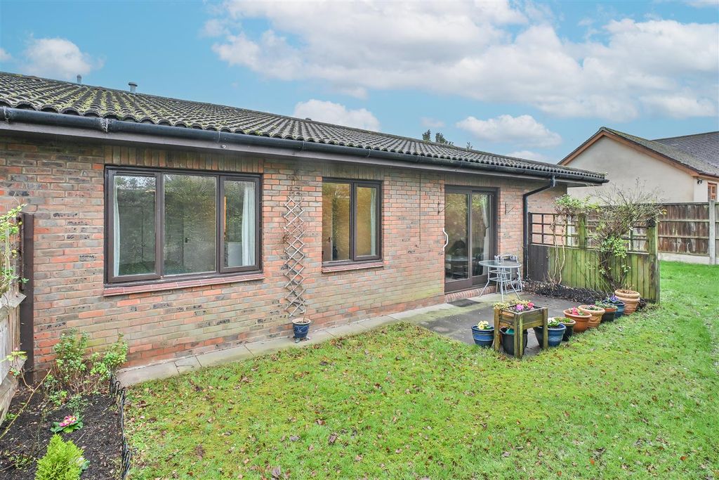 2 bed flat for saleThe Lawns, Uplands Road, Warley CM14
