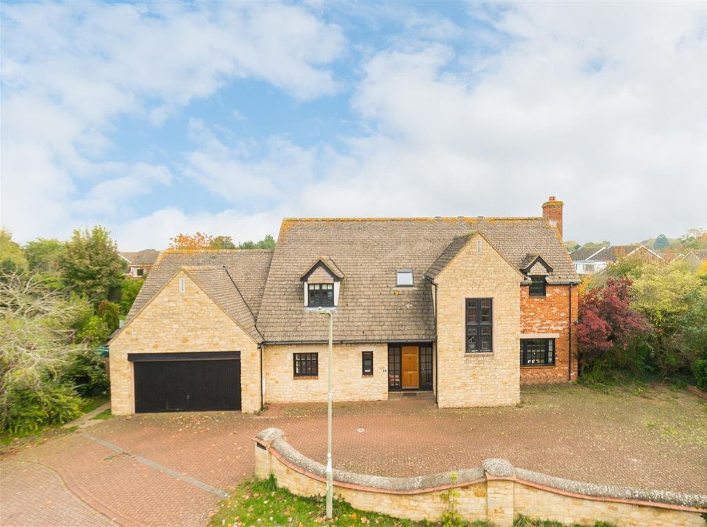 5 bed detached house for saleThe Woodlands, Chesterton, Oxfordshire OX26