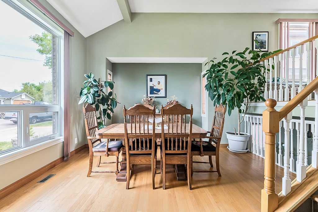 Additional image 3 of 141 Shawfield Way SW, Calgary, AB, T2Y 2Y2