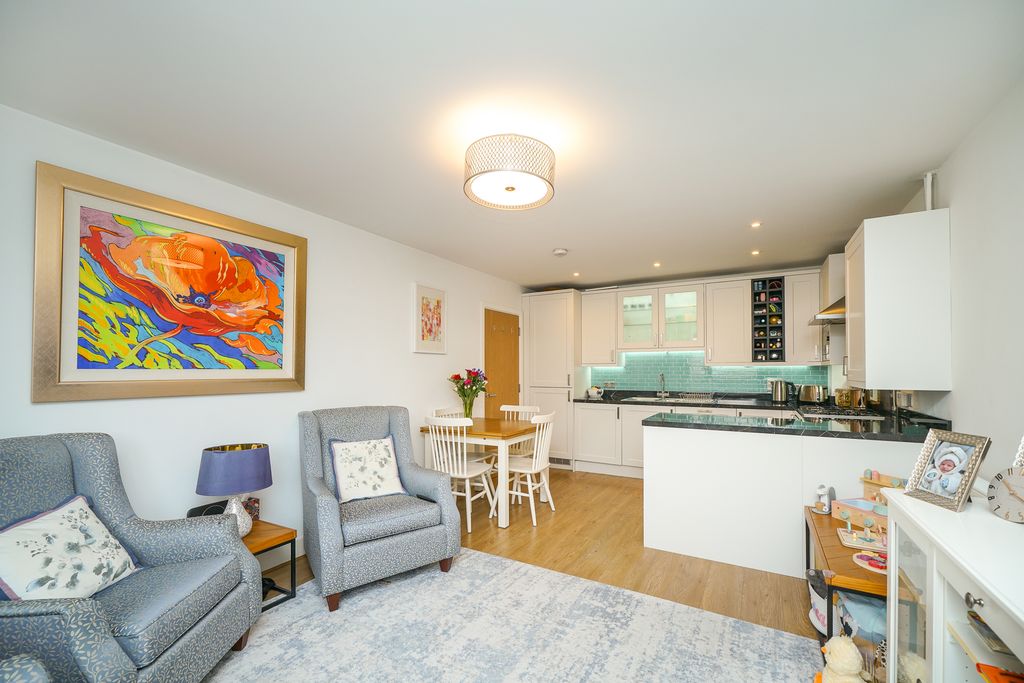 Additional image 2 of 2 bed flat for saleStag Lane, Berkhamsted HP4