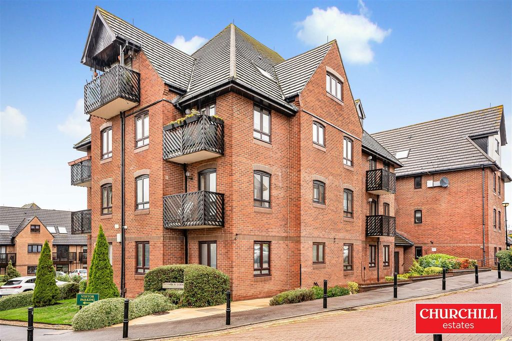 2 bed flat for saleBoleyn Court, Epping New Road, Buckhurst Hill IG9