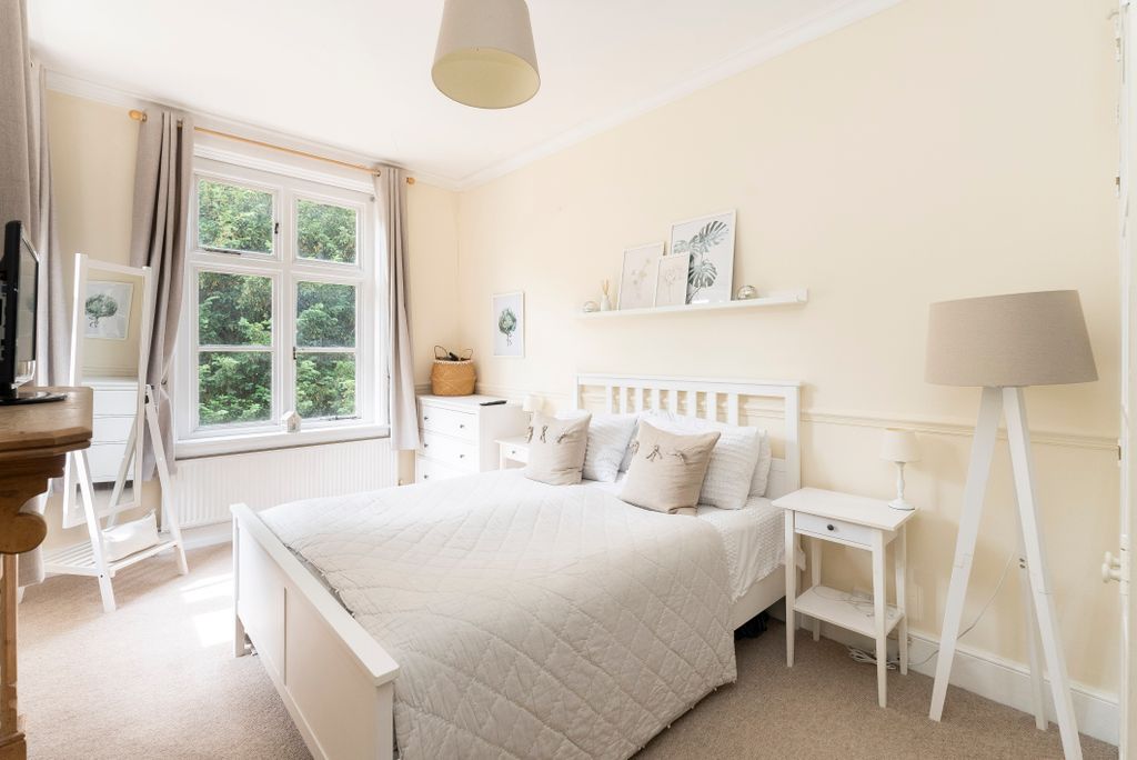 2 bed flat for saleMorden Grange, Betchworth RH3 photo 5
