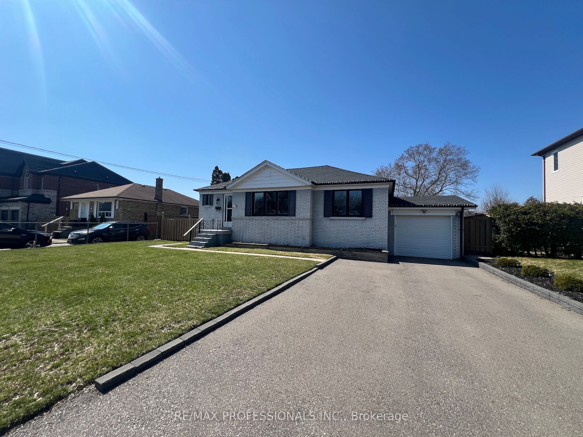 2504 Donnavale Drive, Mississauga, ON, L5A 2N1