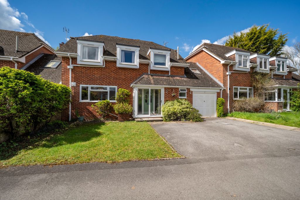 5 bed link detached house for saleYew Tree Close, Goodworth Clatford SP11 photo 2