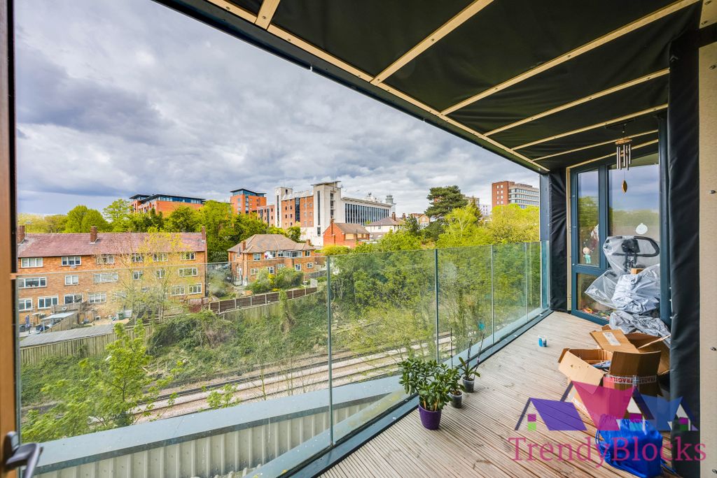 3 bed flat for saleSt. Marks Square, Bromley BR2 photo 4
