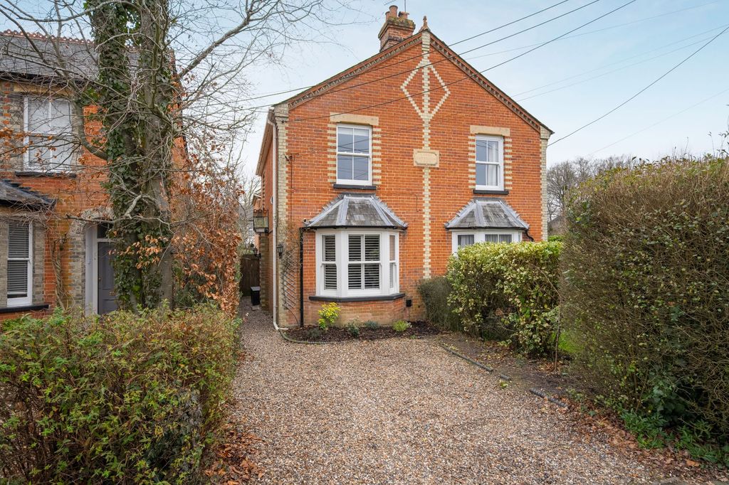 3 bed semi-detached house for saleNew Road, Ascot SL5