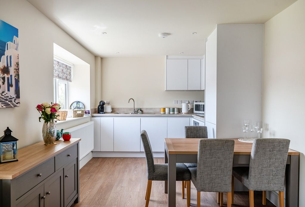 2 bed flat for saleStation Road, Yate, Bristol, Gloucestershire BS37 photo 3