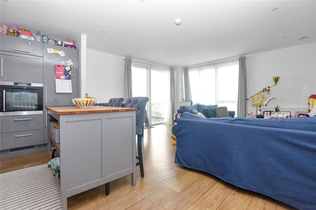 3 bed flat for saleRegal Walk, Bexleyheath DA6 photo 2