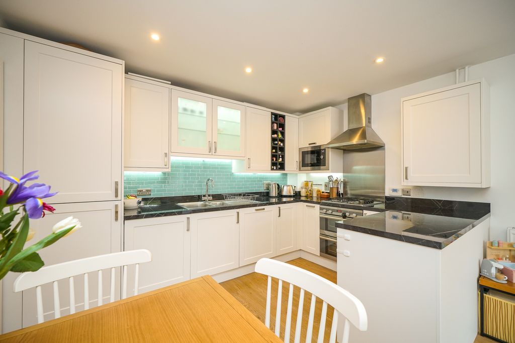 Additional image 5 of 2 bed flat for saleStag Lane, Berkhamsted HP4