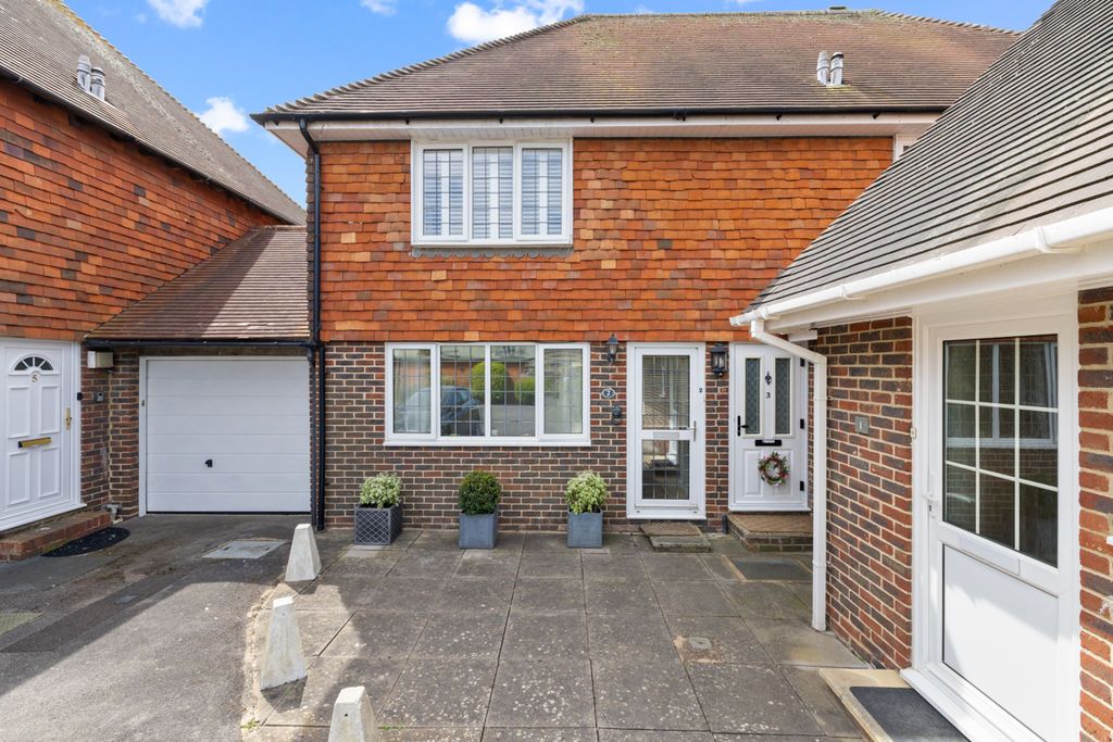 3 bed flat for saleGround Floor Garden Flat, Tithe Barn Court, Aldwick Bay Estate PO21 photo 2